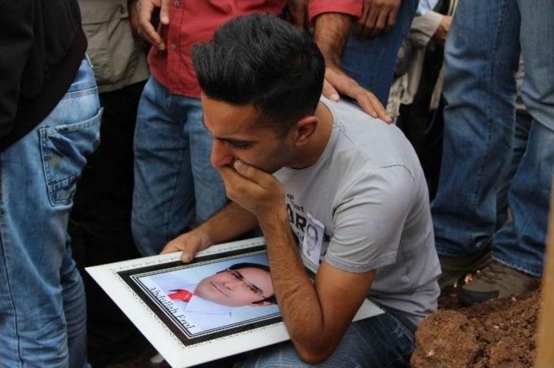 Ter&ouml;r Saldırısında Hayatını Kaybeden 2 Kişinin Cenazesi Diyarbakır&rsquo;a Getirildi