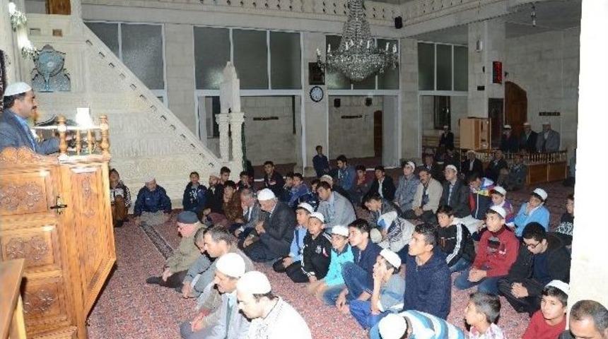 Gen&ccedil;lere Cami &Ccedil;ıkışında &Ccedil;orba Dağıtıldı