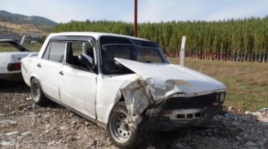 İki Otomobil &Ccedil;arpıştı: 4 Yaralı