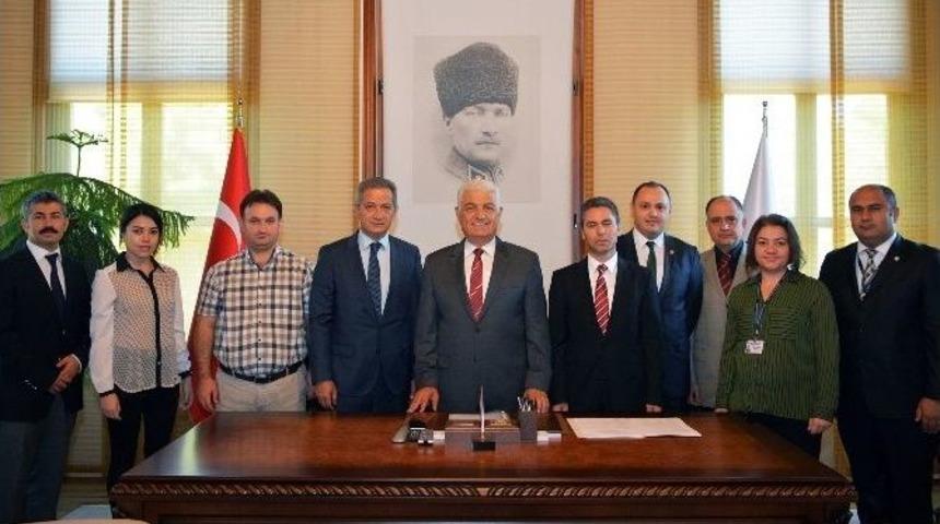 Okul &Ouml;nlerine G&uuml;neş Enerjili Trafik Levhası Dikilecek