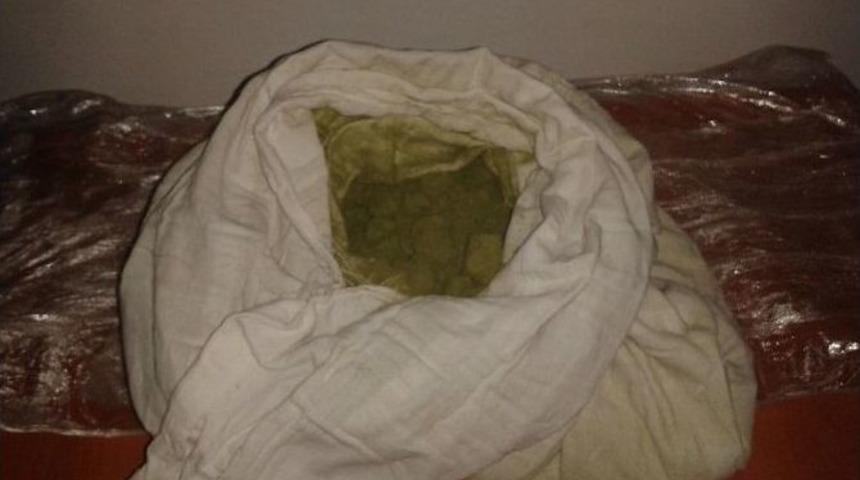 Vücuduna Sarılı Toz Esrarla Yakalanan Zanlı Tutuklandı