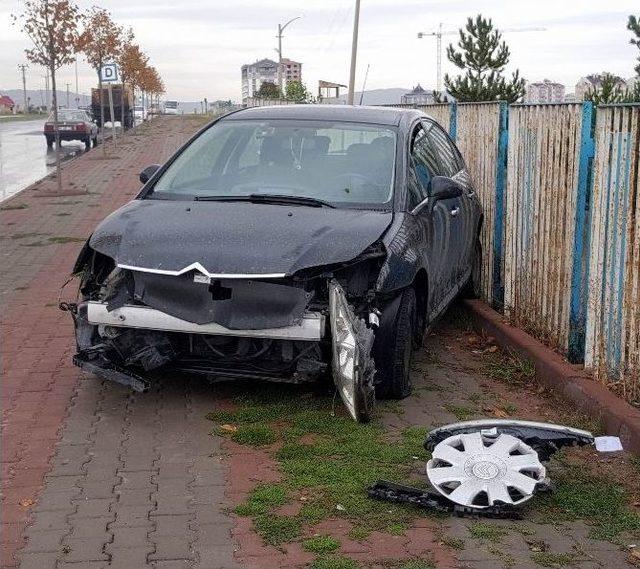 Sivas’ta Zincirleme Trafik Kazası: 2 Yaralı