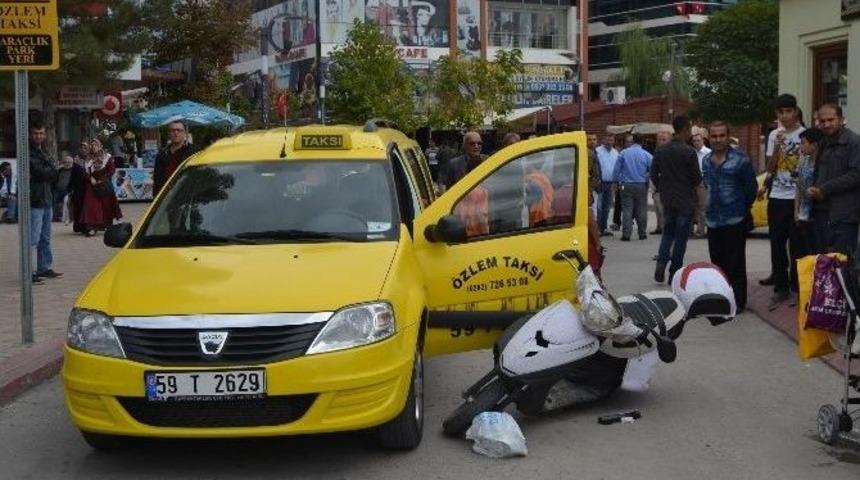 Elektrikli Bisiklet Park Halindeki Taksiye &Ccedil;arptı: 2 Yaralı