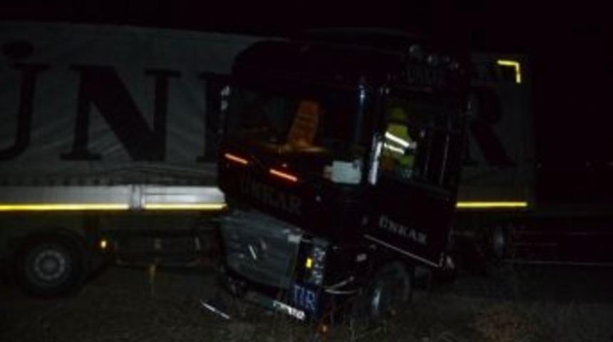 Tır Virajı Alamayan Tır Kaza Yaptı