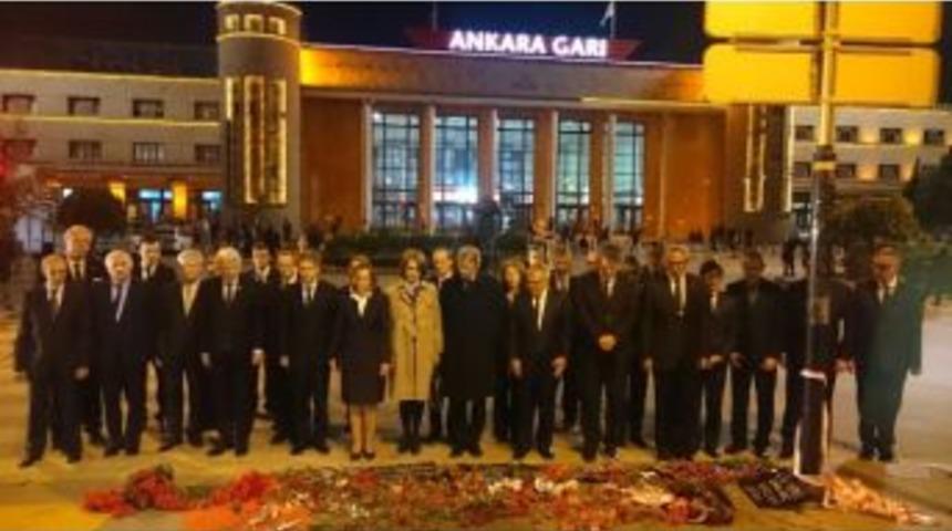 Ab B&uuml;y&uuml;kel&ccedil;ilerinden Patlamada &Ouml;lenler İ&ccedil;in 97 Karanfil