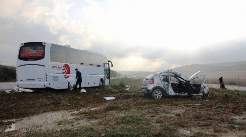 Yolcu Otob&uuml;s&uuml; Otomobille &Ccedil;arpıştı: 1 &Ouml;l&uuml;