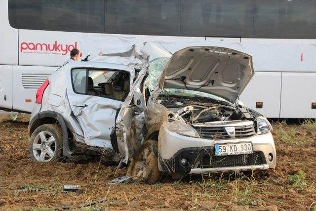 Yolcu Otobüsü Otomobille Çarpıştı: 1 Ölü