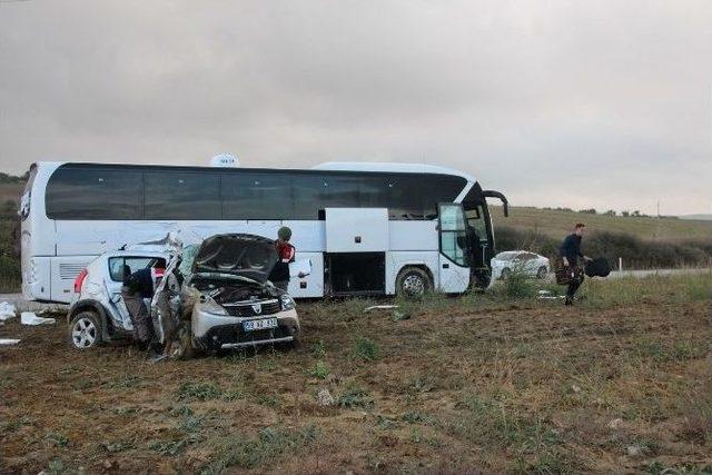 Yolcu Otobüsü Otomobille Çarpıştı: 1 Ölü