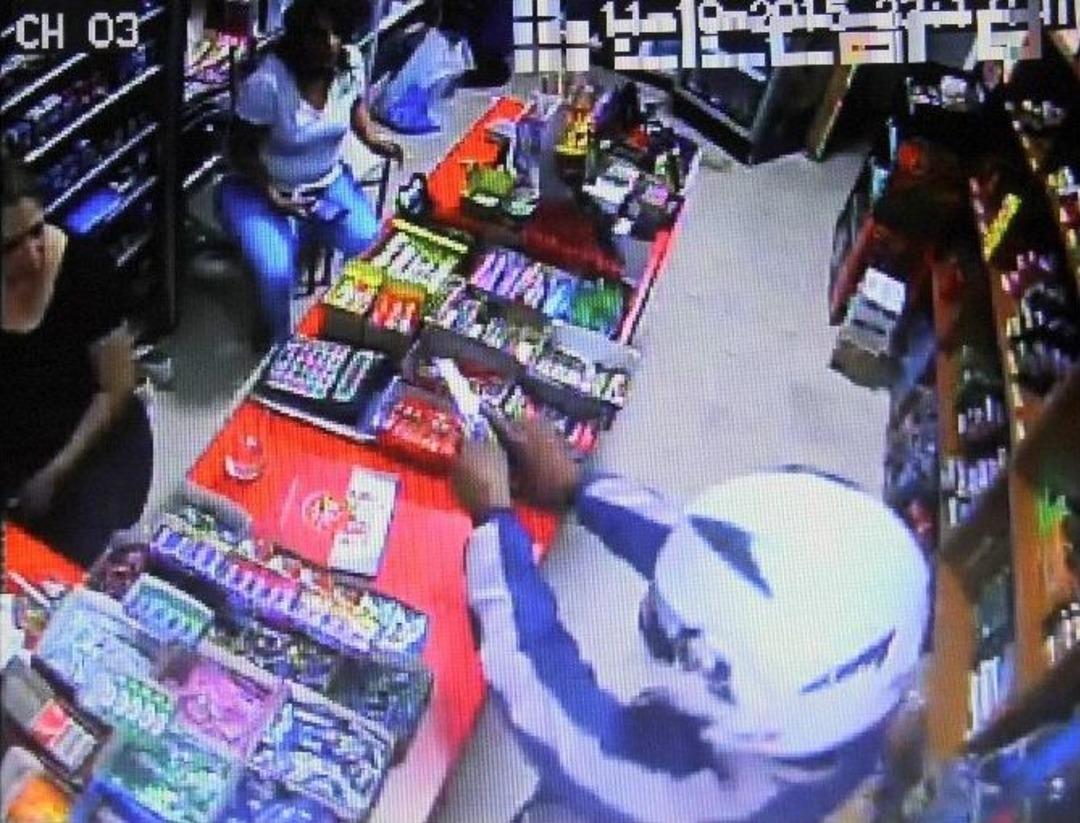 Kadın Esnaf, Tabancalı İki Gasp&ccedil;ıyı Bı&ccedil;akla Kovaladı