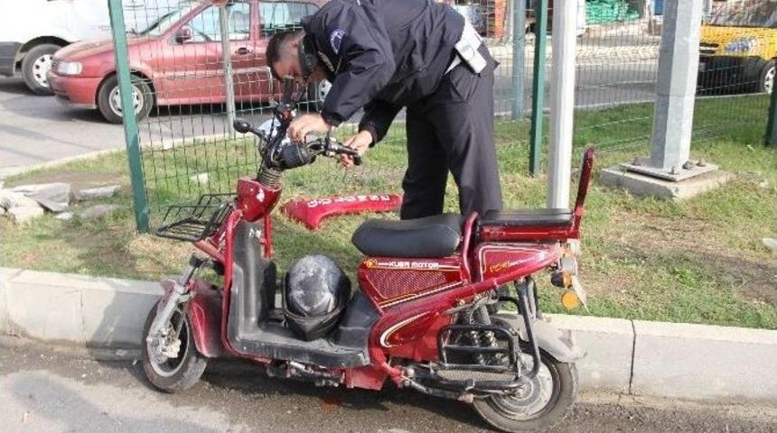 Elektrikli Bisikletler &Ccedil;arpıştı: 3 Yaralı