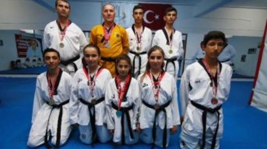 Bayraklı&rsquo;nın Taekwondocuları Şampiyonluklara Doymuyor