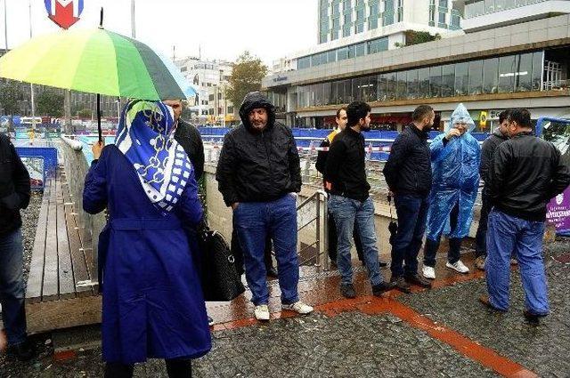 Taksim Metrosu’nda Bomba İhbarı Yapılması Nedeniyle Polis Arama Yaptı