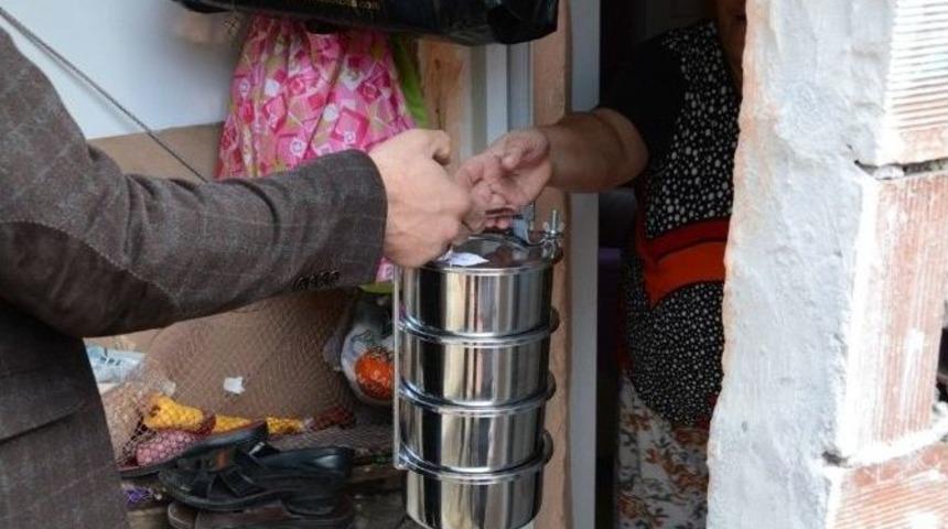 İhtiya&ccedil; Sahiplerine Sıcak Yemek Servisi Devam Ediyor