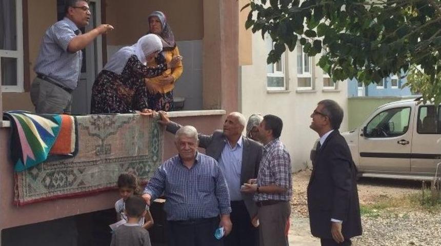 Ak Partililer Broş&uuml;r Dağıttı