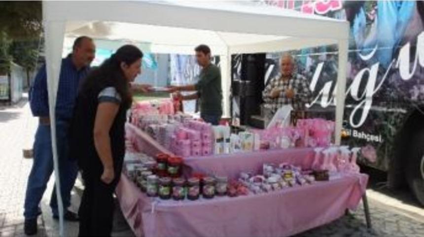 Burhaniye&rsquo;de G&uuml;l&uuml;n Yolculuğu Otob&uuml;s&uuml;ne Yoğun İlgi