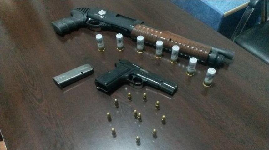 Polisin Ş&uuml;phesi Silahları Yakalattı