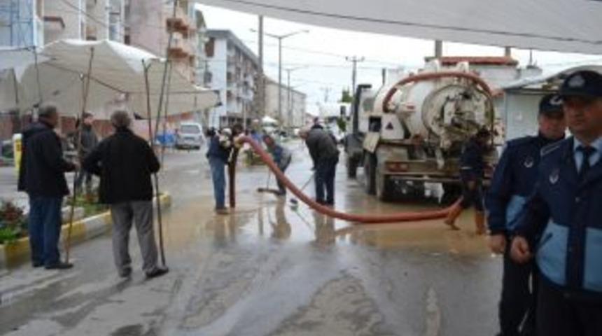 Su Patlağı Pazarcıların Pazar Kurmasını Engelledi