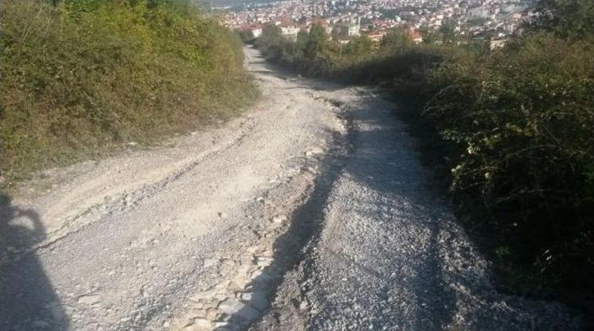 Aladağ&rsquo;ın Tepesinde Vatandaş Bozuk Yol Mağduru
