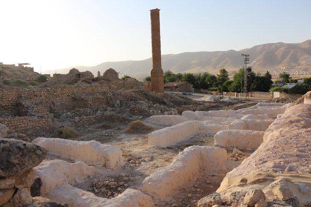 Hasankeyf teki tarihi minarenin taşları, puzzle par&ccedil;ası gibi s&ouml;k&uuml;l&uuml;yor 1