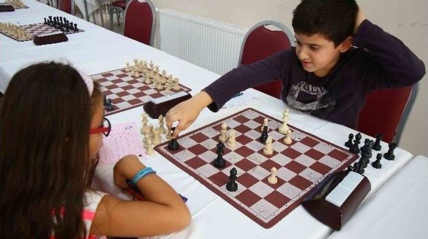 92 &Ouml;ğrenci Satran&ccedil; Turnuvasında Ter D&ouml;kt&uuml;