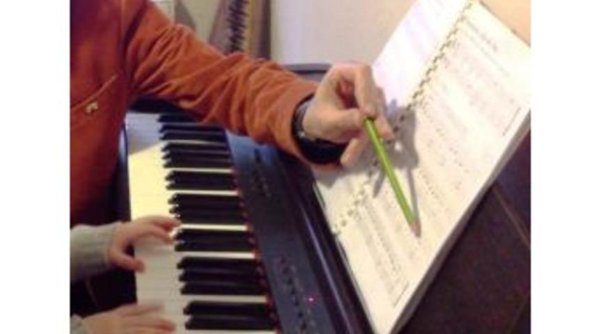 İzmit Belediyesi&rsquo;nden Engelliler İ&ccedil;in Piyano Kursu