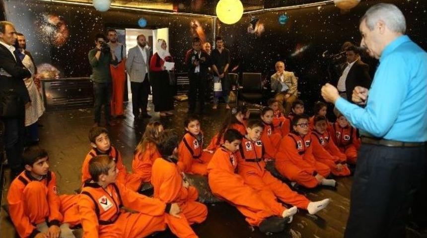 Suriyeli Kozmonot Ey&uuml;pl&uuml; &Ccedil;ocuklarla Buluştu