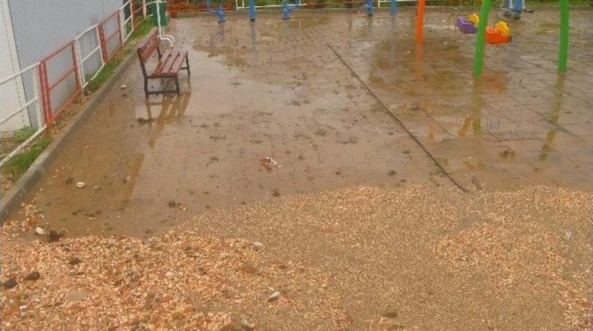 Sağanak Yağışın Getirdiği Toprak Ve Çakıl Taşları Parka Zarar Verdi