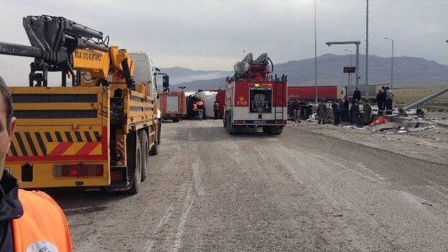 Aşırı Hız Yapan Tır Sürücüsü Ölümden Döndü