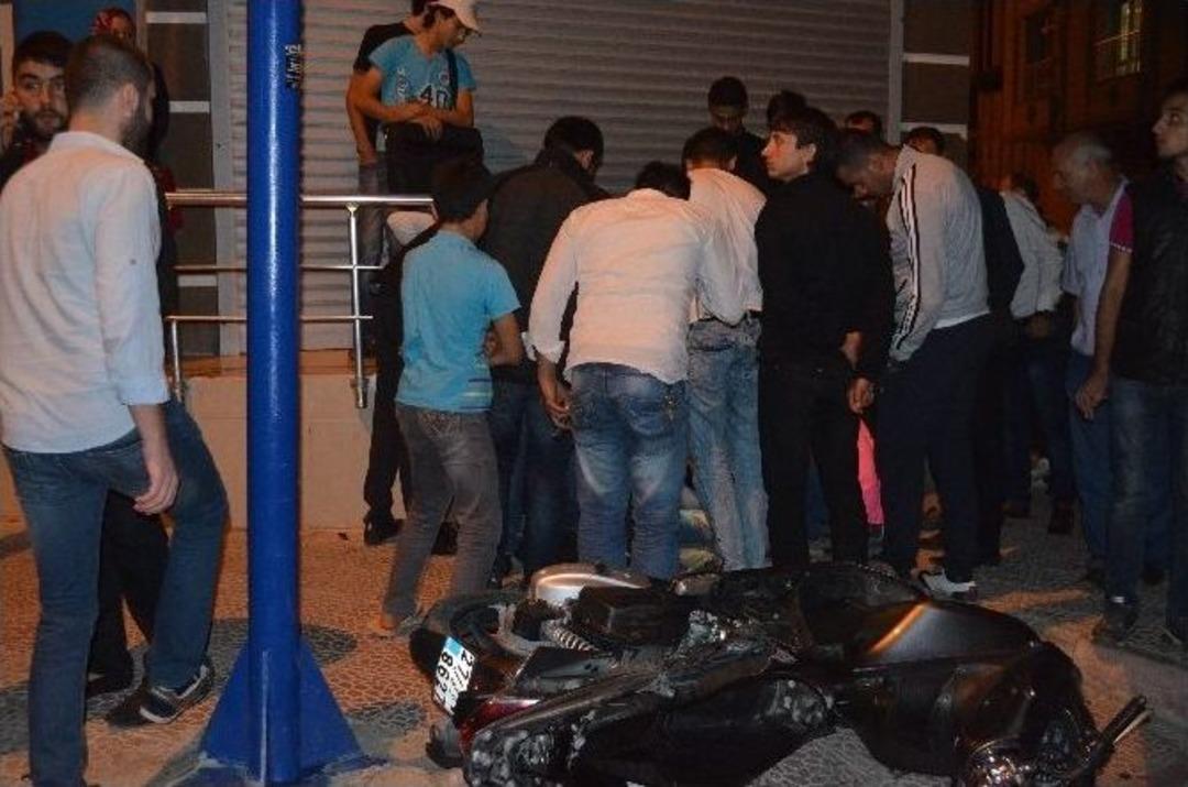 Kilis&rsquo;te Minib&uuml;sle Motosiklet &Ccedil;arpıştı: 2 Yaralı