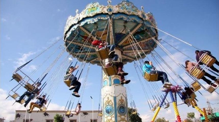 Engelli &Ccedil;ocuklar Lunaparkta Doyasıya Eğlendi