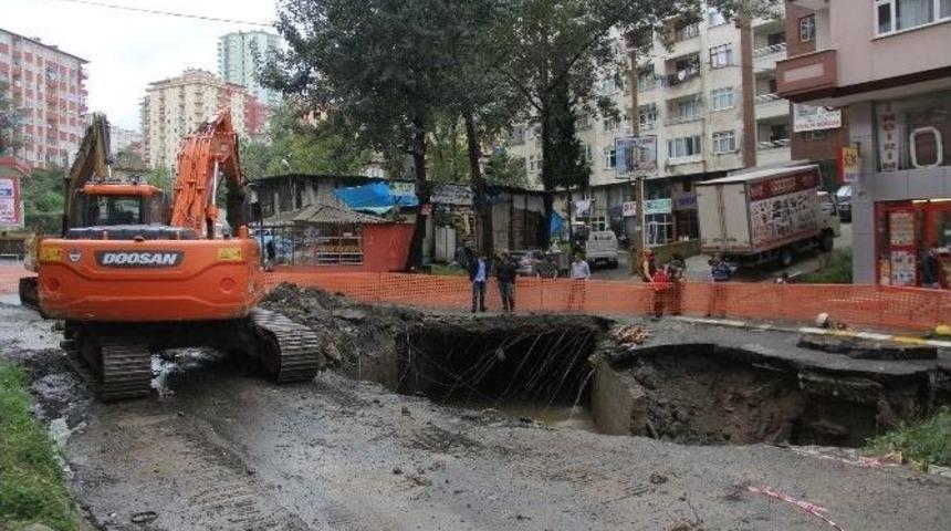 Rize&rsquo;de Şiddetli Yağış Nedeniyle Şehir Merkezinde Yol &Ccedil;&ouml;kt&uuml;, &Ccedil;&ouml;ken Yolun Altından Dere &Ccedil;ıktı