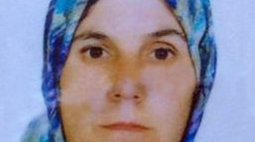 Bı&ccedil;akla Şaka Yaparken Eşini Yaraladı