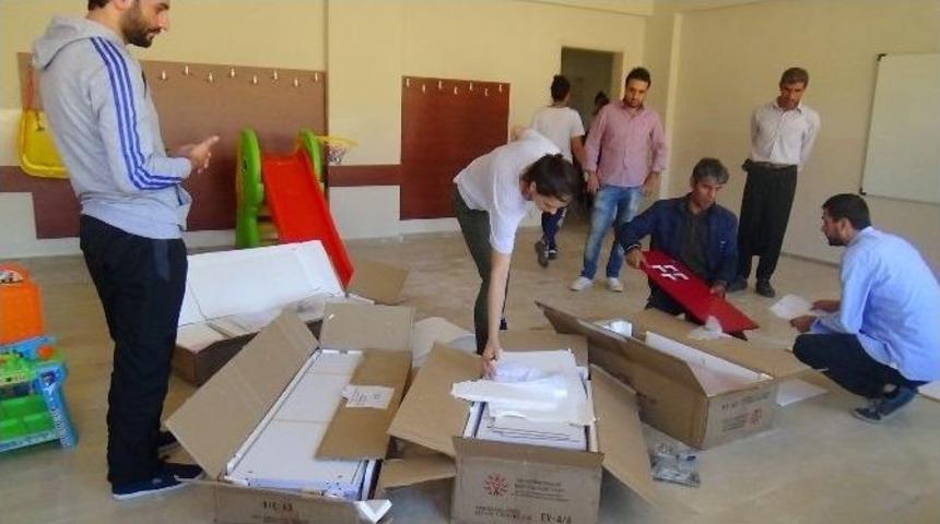 İstanbuldan Gelen G&ouml;n&uuml;ll&uuml;ler K&ouml;y Okuluna Etkinlik Sınıfları Yaptı