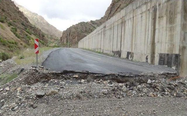 Aylardır Kapalı Olan Çukurca Karayolu Görüntülendi