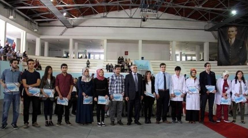 Erciyes &Uuml;niversitesi Tıp Fak&uuml;ltesinde &Ouml;ğrenciler &Ouml;nl&uuml;klerini Giydi