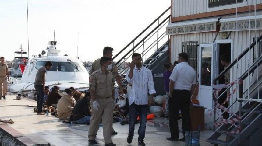 Ka&ccedil;ak G&ouml;&ccedil;men Teknesi Battı 3 Kişi Kayıp 21 Kişi Kurtarıldı