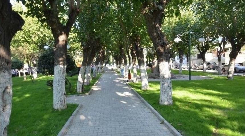 Kuşadası&rsquo;nda Park Bah&ccedil;e &Ccedil;alışmaları