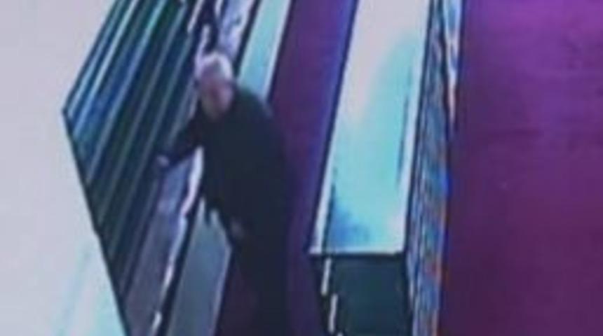 Camilerden Ayakkabı &Ccedil;alan Yaşlı Hırsız Yakalandı