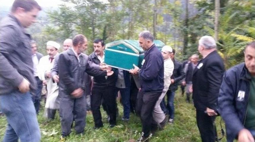 Yatağında &Ouml;l&uuml; Bulunan Gazeteci Toprağa Verildi