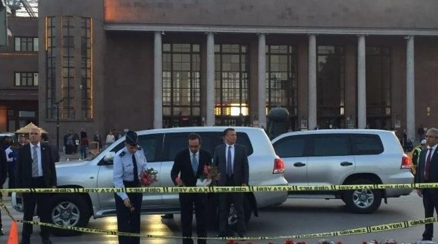 Abd B&uuml;y&uuml;kel&ccedil;isi Bass Patlamanın Olduğu Alana &Ccedil;i&ccedil;ek Bıraktı