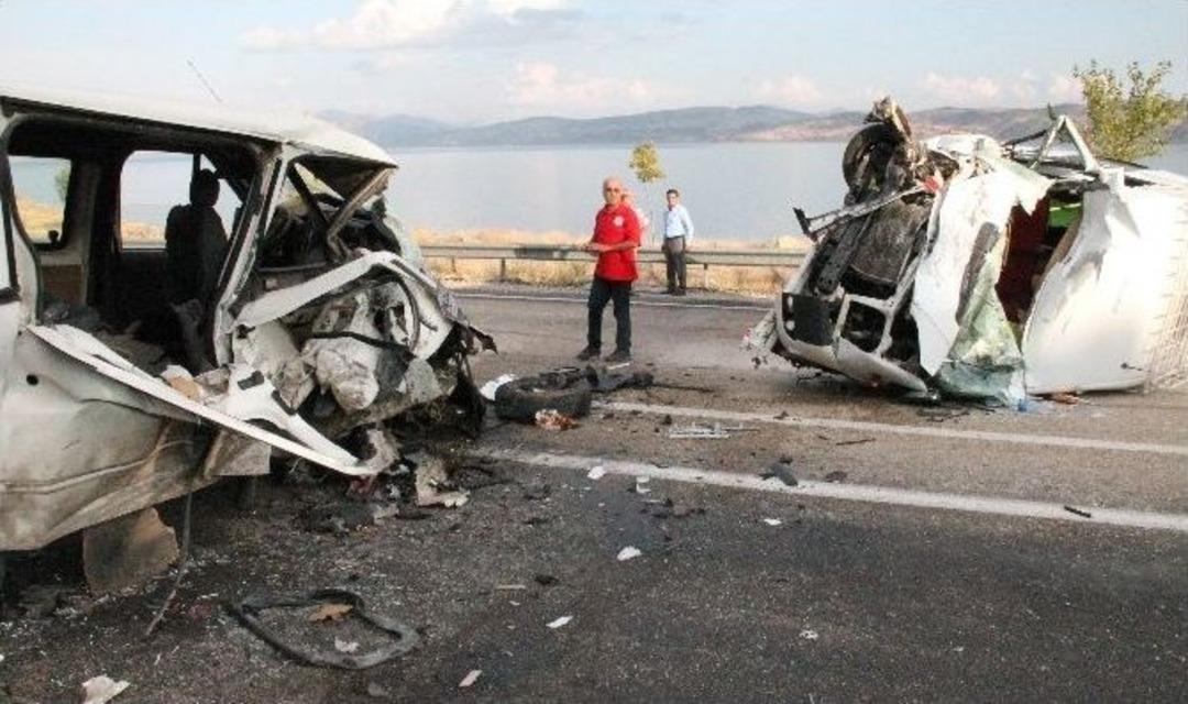 Elazığ&rsquo;da Minib&uuml;sler &Ccedil;arpıştı: 1 &Ouml;l&uuml;, 6 Yaralı