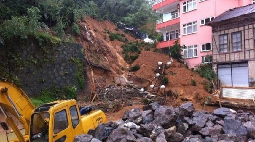 Trabzon&rsquo;un S&uuml;rmene İl&ccedil;esinde Heyelan