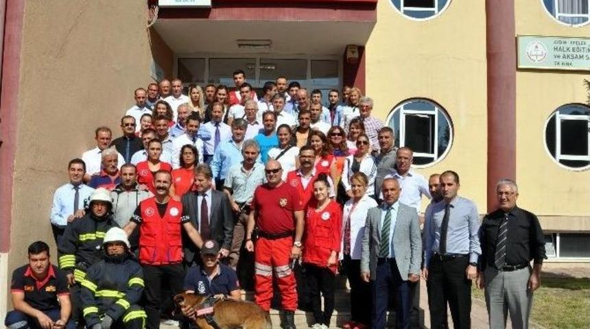 Aydın Gen&ccedil;lik Merkezi&rsquo;nde Yangın Tatbikatı Yapıldı