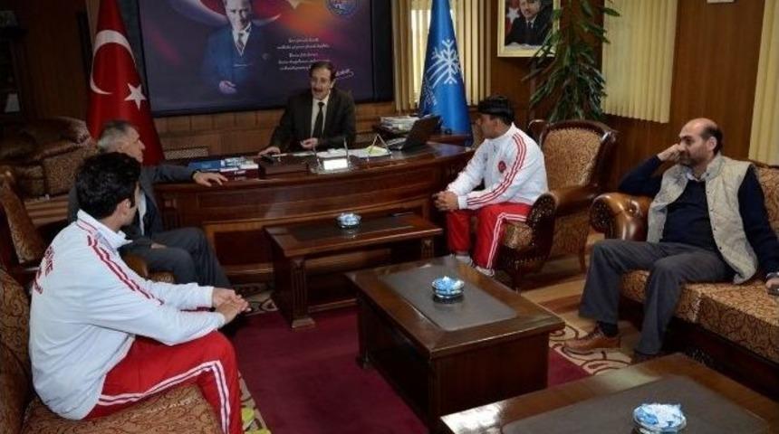 Başkan Bulutlar, Milli Boks&ouml;r&uuml; Altın İle &Ouml;d&uuml;llendirdi