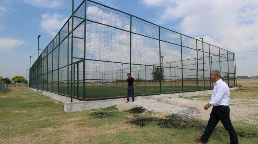 Saruhanlı Belediyesi M&uuml;tevelli&rsquo;ye Halı Saha Yaptı