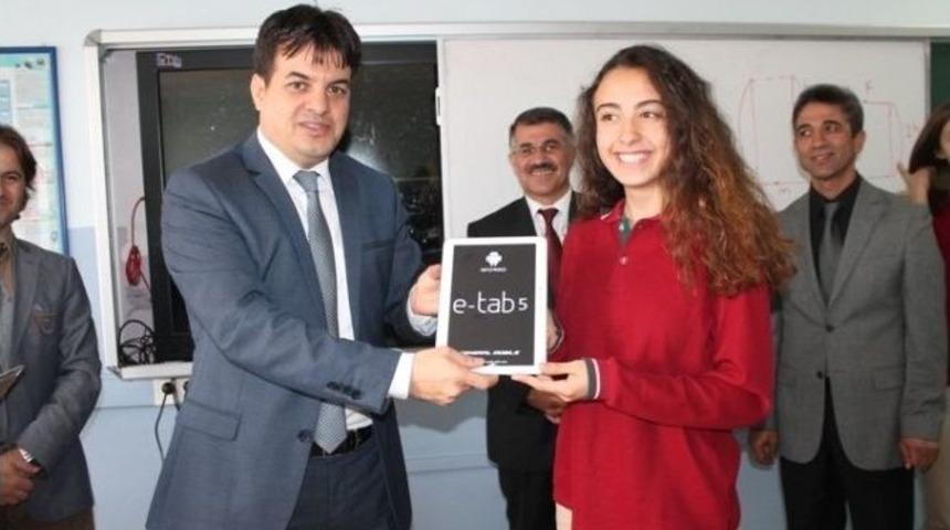 &Ouml;ğrencilere Tablet Bilgisayar Dağıtıldı
