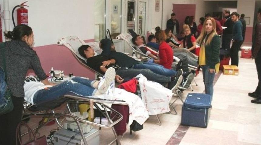 Devrek Meslek Y&uuml;ksekokulundan Kızılay&rsquo;a 128 &Uuml;nite Kan Bağışı