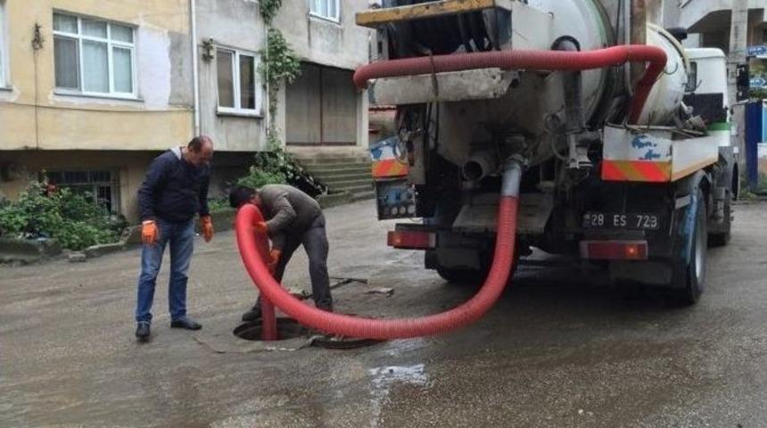 Giresun&rsquo;da Yoğun Yağış Sonrası Yağmursuyu Bacaları Temizleniyor