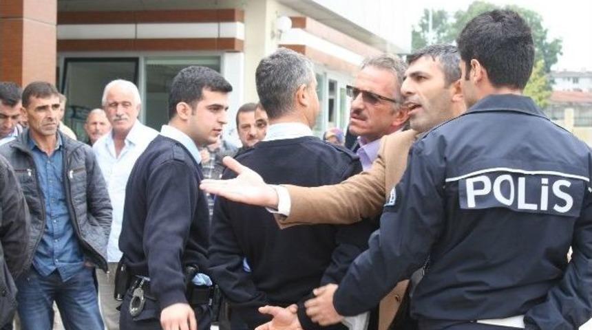 Kandıra Devlet Hastanesi &Ouml;n&uuml;nde Gergin Eylem