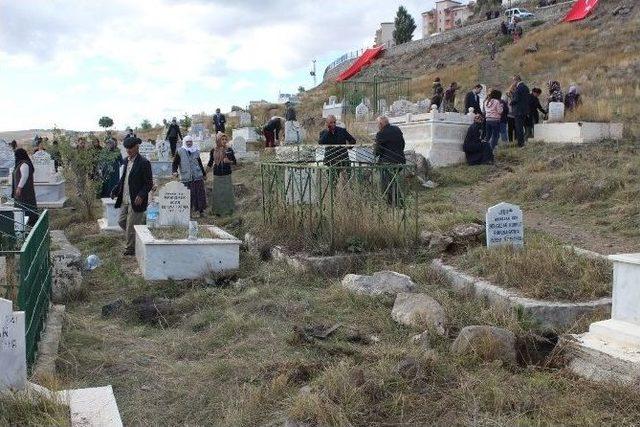 Kars’ta Mezarlıklar Ağaçlandırılıyor